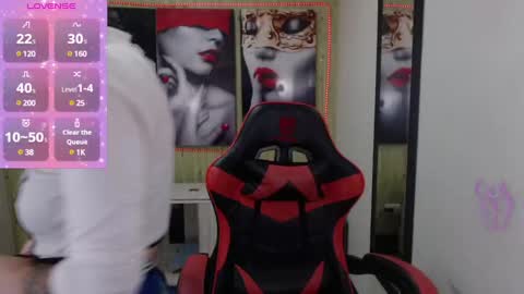 Snapshot of anniee_x chatting on January 18, 11:43 am Anniee online show from January 18, 11:43 am