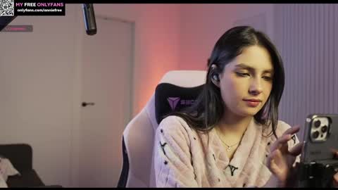 Snapshot of annieguzman_ chatting on February 15, 2:26 am Annie FREE TRIAL IN BIO online show from February 15, 2:26 am