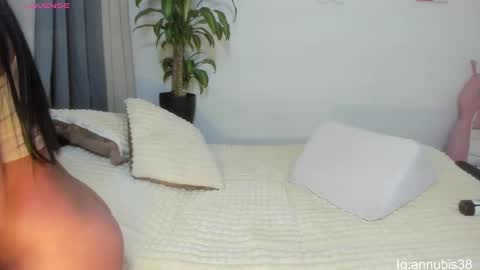 SOFIA INDEPENDENT MODEL online show from March 3, 4:00 am