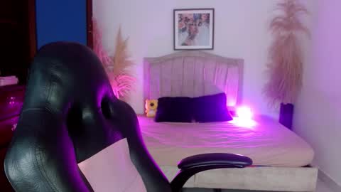 annyrusso online show from February 9, 4:53 pm