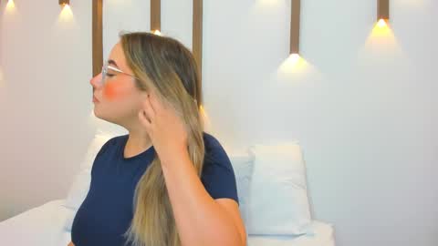 Snapshot of antonella_cutie_ chatting on February 19, 12:00 pm A N T O N E L L A online show from February 19, 12:00 pm