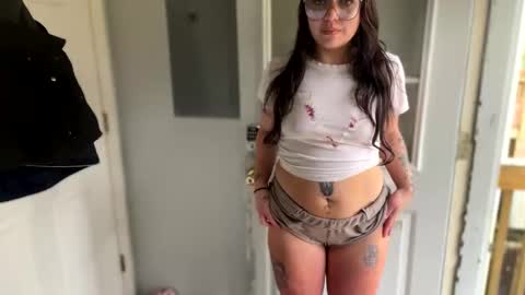 Snapshot of aprilanna chatting on December 17, 5:58 pm AnnaApril420 online show from December 17, 5:58 pm