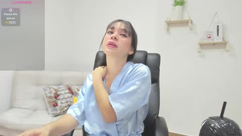 Snapshot of aprildubois_ chatting on December 6, 9:34 pm April online show from December 6, 9:34 pm