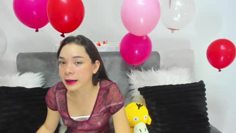 Snapshot of aprildubois_ chatting on February 9, 2:17 am April online show from February 9, 2:17 am