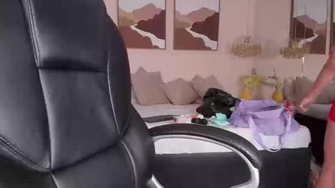 Snapshot of arianagolden_ chatting on September 10, 4:18 pm Ariana online show from September 10, 4:18 pm