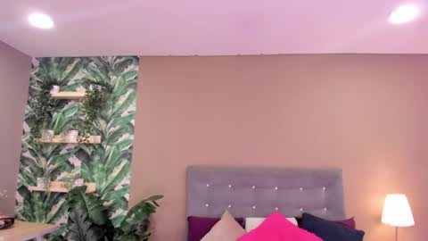 ariarusso_ online show from April 19, 1:55 pm