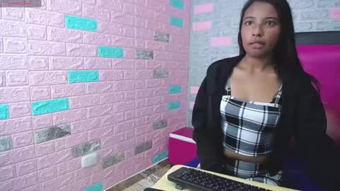 Snapshot of arietta_ chatting on December 5, 8:33 pm ARIETTA online show from December 5, 8:33 pm