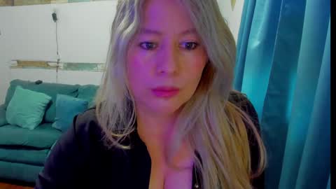 Snapshot of arisha_katy1 chatting on December 10, 9:54 pm arisha_katy1 online show from December 10, 9:54 pm