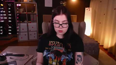 Snapshot of arizonaa_muse chatting on February 21, 12:27 am Astrid online show from February 21, 12:27 am