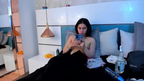 Ashkoreh online show from February 10, 9:07 pm