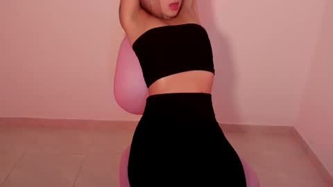 Snapshot of ashleyroys_111 chatting on October 15, 4:20 pm dahiana online show from October 15, 4:20 pm