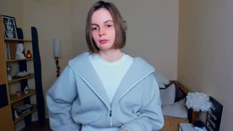 Mia online show from April 15, 8:04 am