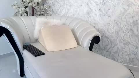 Aura sanders online show from February 4, 11:57 am