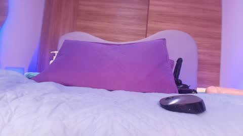 auroraa_miller online show from April 9, 6:19 am