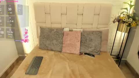 auroraqueenn online show from July 11, 4:34 am
