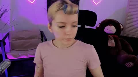 aurorawrenfield online show from March 16, 4:15 am