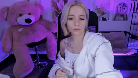 aurorawrenfield online show from December 17, 12:38 am