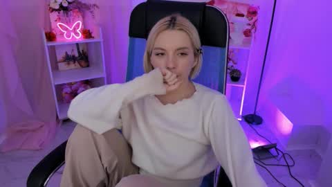 aurorawrenfield online show from November 13, 10:14 am