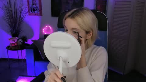 aurorawrenfield online show from November 26, 5:19 am