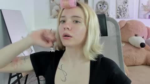 aurorawrenfield online show from April 14, 4:45 am