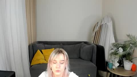 avabloom_ online show from November 2, 9:40 pm