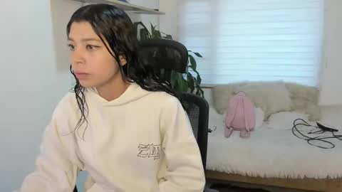 Snapshot of aysha_winxx chatting on October 6, 11:27 am aysha_winxx online show from October 6, 11:27 am
