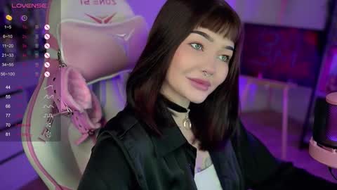 Snapshot of babyroxynill chatting on December 7, 11:23 pm Nika online show from December 7, 11:23 pm