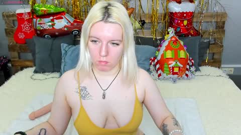 Snapshot of baiambel_mi chatting on January 3, 9:36 am holly online show from January 3, 9:36 am