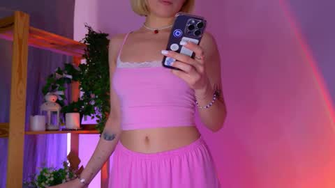 Elly online show from March 29, 11:20 am