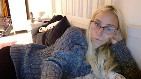 Snapshot of barelylegalblondy chatting on September 24, 12:59 pm Lena online show from September 24, 12:59 pm