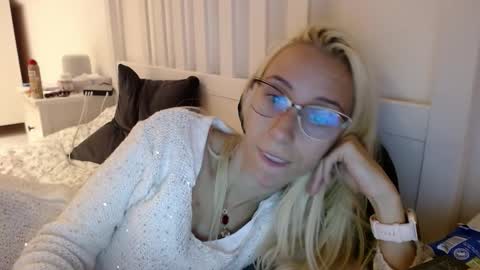 Snapshot of barelylegalblondy chatting on September 25, 6:17 pm Lena online show from September 25, 6:17 pm