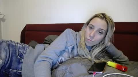 Snapshot of barelylegalblondy chatting on February 6, 7:40 pm Lena online show from February 6, 7:40 pm