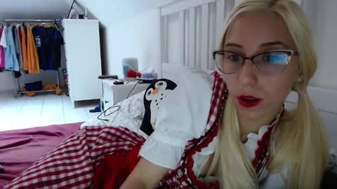 Snapshot of barelylegalblondy chatting on October 14, 5:59 pm Lena online show from October 14, 5:59 pm