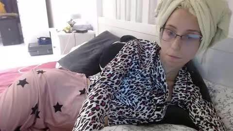 Snapshot of barelylegalblondy chatting on September 15, 5:53 pm Lena online show from September 15, 5:53 pm