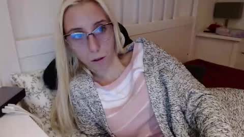 Snapshot of barelylegalblondy chatting on October 29, 6:21 pm Lena online show from October 29, 6:21 pm