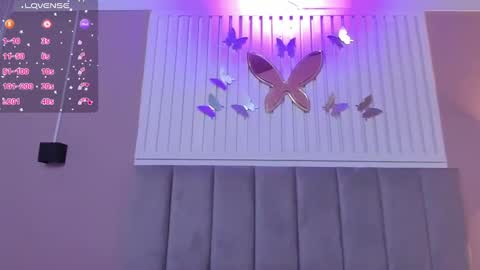 Snapshot of beauty_milf4 chatting on December 23, 9:18 pm Chantall online show from December 23, 9:18 pm