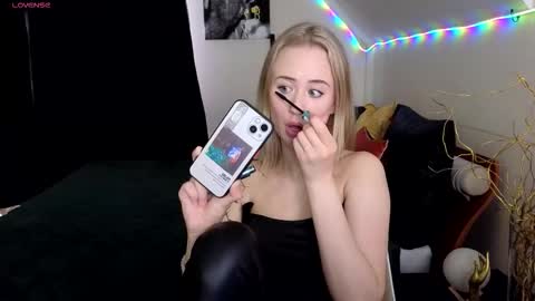 Snapshot of beauty_sashaxx chatting on October 12, 1:35 pm beauty Sasha online show from October 12, 1:35 pm