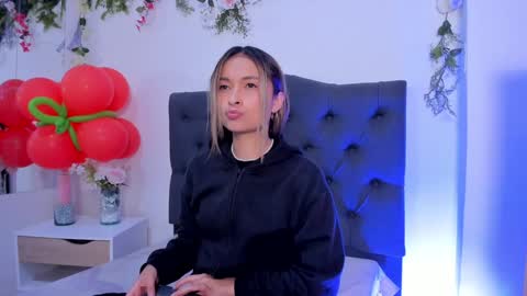 Snapshot of beccamilanni chatting on December 28, 12:45 pm beccamilanni online show from December 28, 12:45 pm