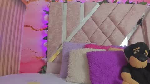 Melanie  online show from February 10, 10:40 am