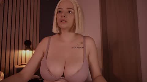 isabella online show from August 6, 10:06 pm