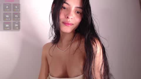 Snapshot of bella_musee chatting on March 6, 11:31 pm online show from March 6, 11:31 pm