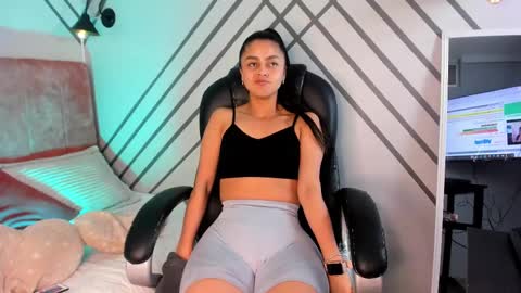 Snapshot of bella_walker_ chatting on February 28, 1:25 pm BELLA online show from February 28, 1:25 pm