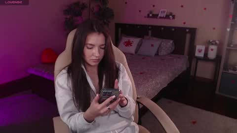 Snapshot of bellla_haddid chatting on February 16, 6:21 am Bella online show from February 16, 6:21 am