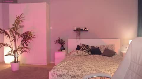 Snapshot of bellla_haddid chatting on September 15, 1:14 am Bella online show from September 15, 1:14 am
