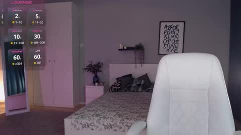 Snapshot of bellla_haddid chatting on October 10, 1:54 am Bella online show from October 10, 1:54 am