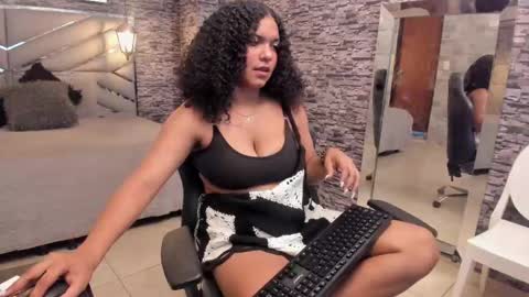 Snapshot of bellybigboobs chatting on October 2, 3:17 pm Belly online show from October 2, 3:17 pm