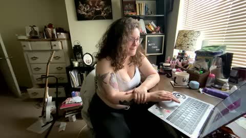 Snapshot of bettycake666 chatting on December 19, 6:12 pm Betty Cake online show from December 19, 6:12 pm