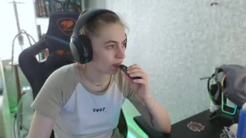 beverly_yay online show from May 27, 10:45 am