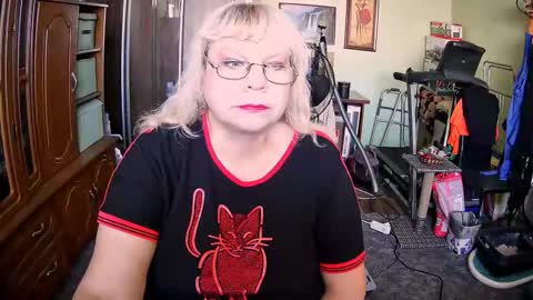 Snapshot of beverlyqcynia chatting on September 25, 9:30 am BeverlyQCynia online show from September 25, 9:30 am