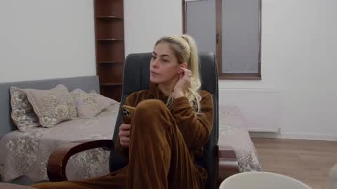 Snapshot of blonde4pasion chatting on December 10, 6:54 am blonde4pasion online show from December 10, 6:54 am